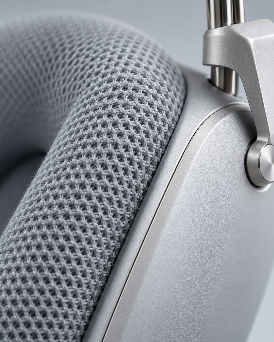Macro of the pale grey 3D-knit ear cushion meeting the aluminium cup